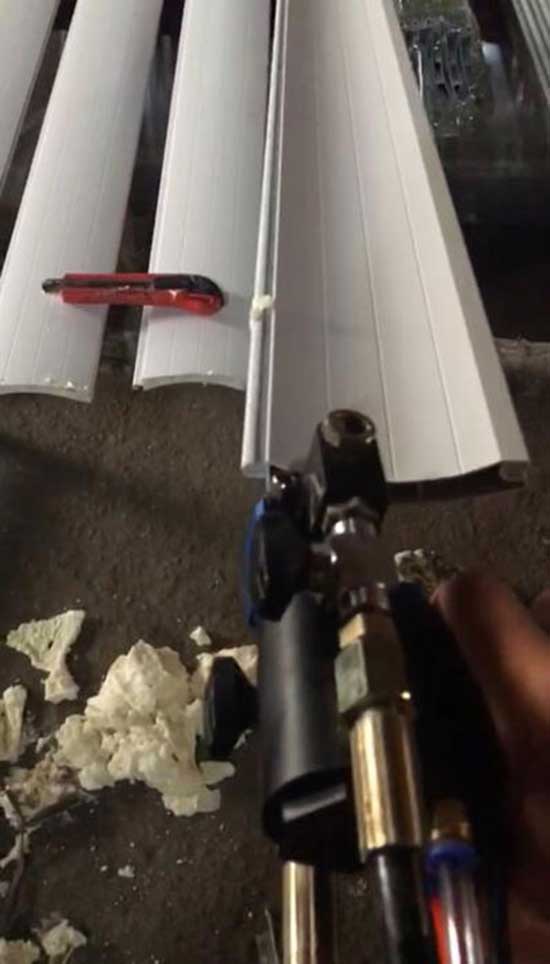 廠房卷簾門保溫澆注填充聚氨酯發(fā)泡機(圖1) 廠房卷簾門保溫澆注填充聚氨酯發(fā)泡