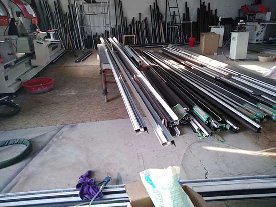 斷橋鋁門窗內(nèi)填充聚氨酯(圖1) 斷橋鋁填充聚氨酯保溫材料