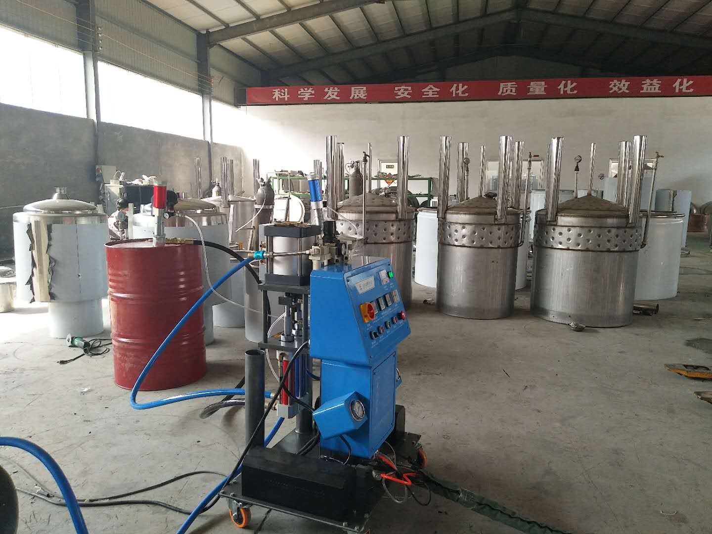 江蘇聚氨酯噴涂機(jī) 不銹鋼水箱保溫澆注(圖1) 不銹鋼水箱保溫澆注