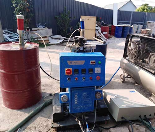 彩鋼瓦屋頂噴聚氨酯發(fā)泡機(圖2) Q2600聚氨酯發(fā)泡機