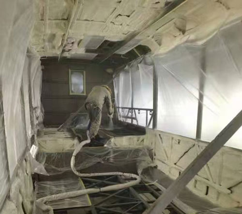 聚氨酯噴涂機(jī) 車廂頂棚保溫隔熱(圖4) 車廂頂棚保溫隔熱聚氨酯噴涂發(fā)泡現(xiàn)場